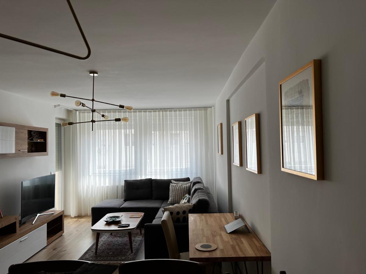 Elegant Apartment In City Centre Pristina Exterior photo